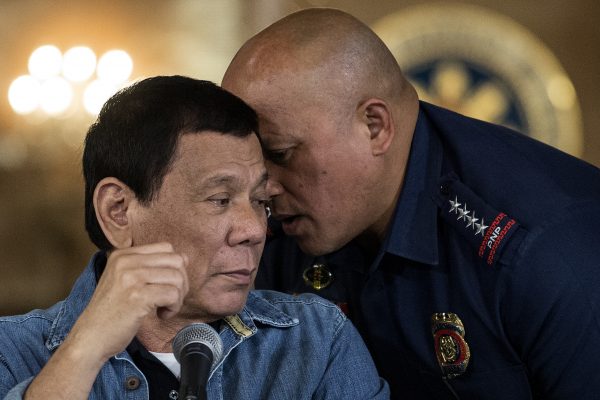 Le président philippin Rodrigo Duterte écoute le directeur général de la police nationale philippine Ronald Dela Rosa lors d'une conférence de presse à Manille le 30 janvier 2017.(Crédits : AFP PHOTO / POOL / NOEL CELIS)
