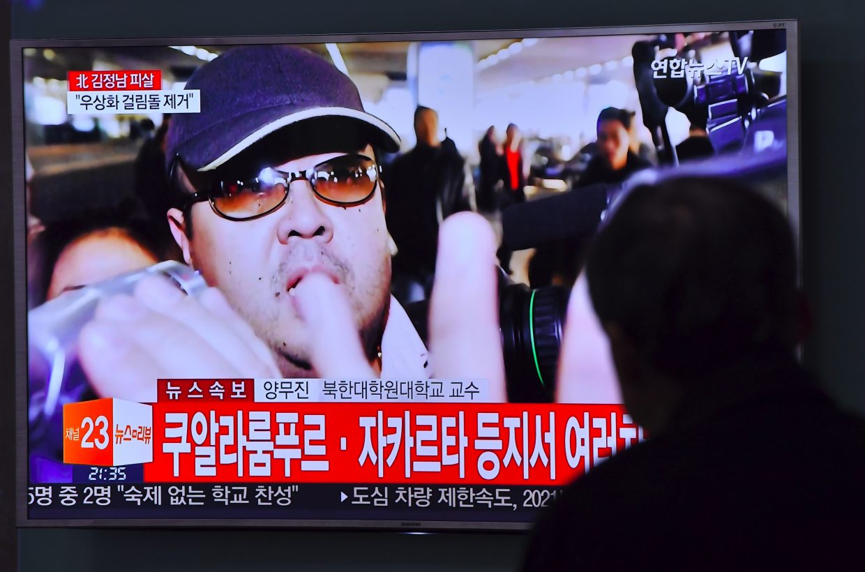À Séoul, un homme regarde un reportage sur le meurtre de Kim Jong-nam, demi-frère du dictateur nord-coréen Kim Jong-un. (Crédit : JUNG YEON-JE / AFP)