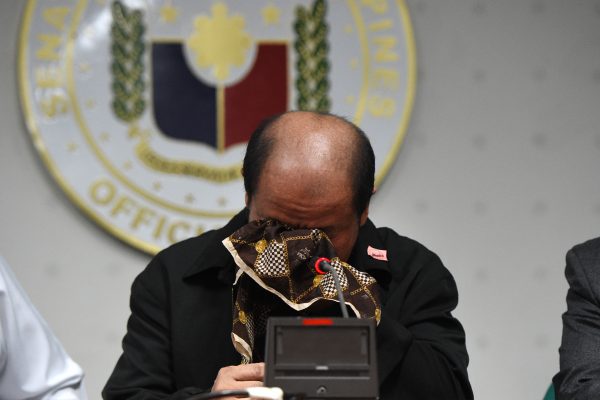 L'ancien policier de Davao Arturo Lascañas s'effondre en larmes lors de sa conférence de presse au Sénat, en évoquant l'existence des escadrons de la mort sous la mandature de Rodrigo Duterte. (Crédit : AFP PHOTO / TED ALJIBE)