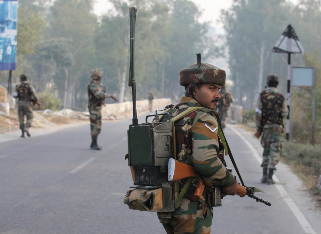 Des soldats indiens patrouillent sur l'autoroute Jammu-Srinagar après une fusillade avec des militants dans une base militaire à Nagrota au Cachemire le 30 novembre 2016. (Crédits : AFP PHOTO / STRINGER)