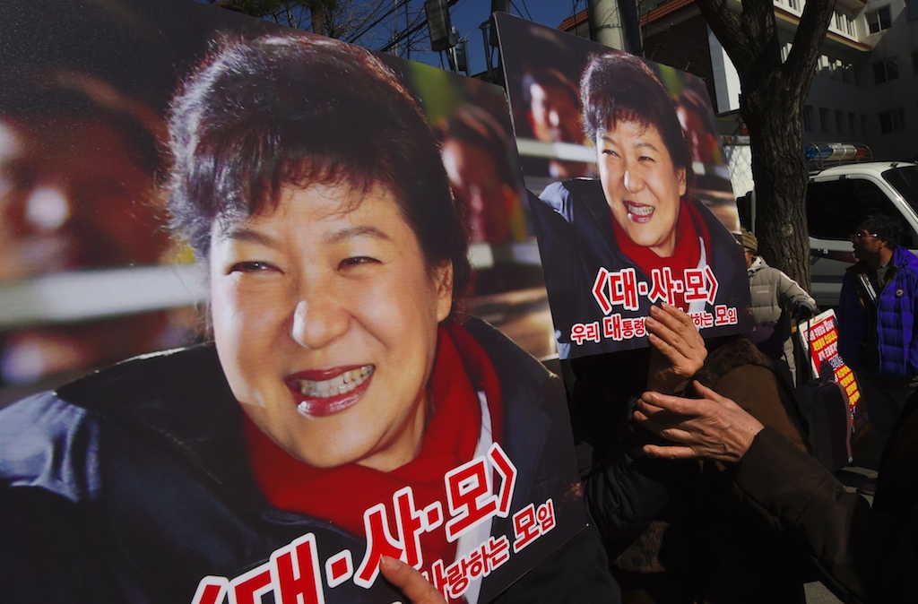 Des manifestants en soutien de la présidente sud-coréenne Park Geun-hye défile devant la Cour constitutionnelle à Séoul le 27 février 2017. (Crédits : AFP PHOTO / JUNG Yeon-Je)
