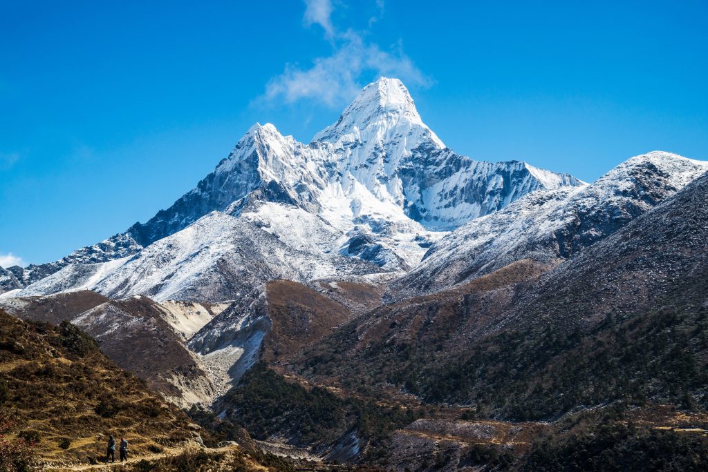 Le mont Everest vu du Népal, le 10 septembre 2015. (Crédits : John Philip Harper / Cultura Creative / via AFP)