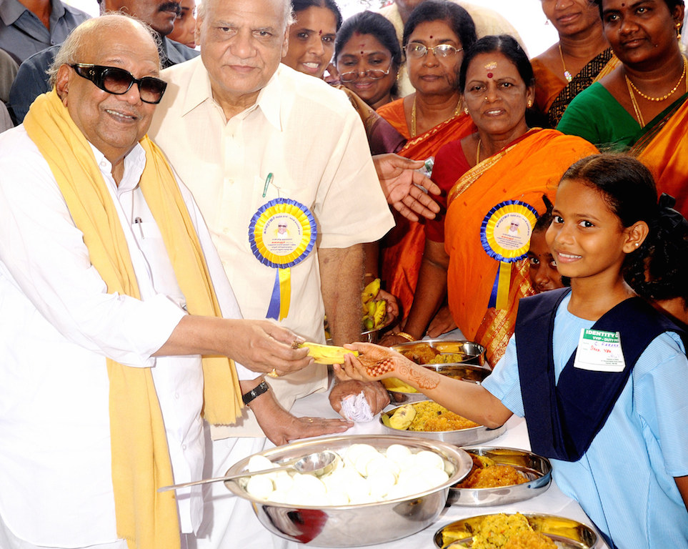 Alors ministre en chef du Tamil Nadu et grand rival de Jayalalithaa, M. Karunanidhi distribue des bananes aux étudiants végétariens dans le cadre du programme social "Midday Meal" à Chennai le 15 juillet 2008. (Crédits : The Times of India/ L. R. Shankar)
