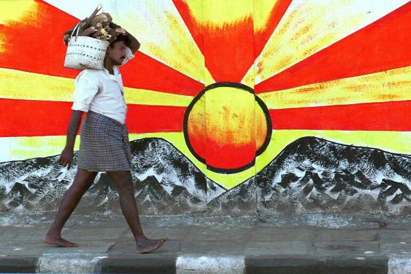 Le soleil levant, symbole du "Dravidra Munnetra Kazhagam" (DMK), l'un des partis au pouvoir dans le Tamil Nadu dans les années 1990, ici à Madras me 10 septembre 1999. (Crédits : AFP PHOTO / AFP PHOTO / ARKO DATTA)