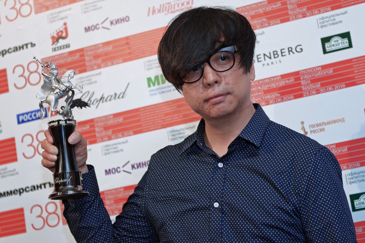 Le réalisateur sud-coréen Jero Yun récompensé du prix du meilleur documentaire pour "Madam B. Hisoire d'une Nord-Coréenne" au 38ème Festival international du film de Moscou le 30 juin 2016. (Crédits : Evgenya Novozhenina/Sputnik/via AFP)