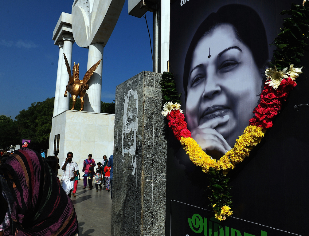 Des fidèles de Jayalalithaa, quatre fois ministre en chef du Tamil Nadu et décédée le 5 décembre 2016, lui rendent hommage à l'extérieur du mémorial MGR à Chennai, le 7 décembre 2016. (Crédits : Times of India/B A Raju/via AFP)