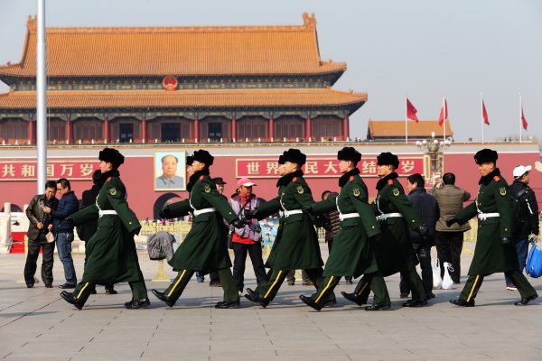 Des policiers paramilitaires chinois patrouillent sur la place Tian'anmen, à Pékin, en vue de l'ouverture des "deux sessions" (de l'ANP et de la CCPPC), le 27 février 2017. (Crédit : Wang Xin / Imaginechina / via AFP)
