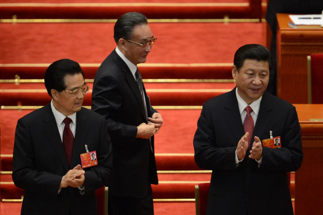Wu Bangguo, le président de l'Assemblée nationale populaire marchant derrière l'ancien président Hu Jintao (à gauche) et le nouveau Xi Jinping (à droite) lors du 12ème Congrès, le 14 mars 2013.