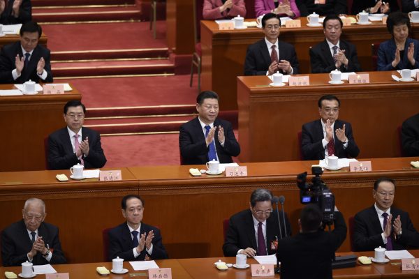 Le président chinois Xi Jinping (au centre) lors de la session de clôture du la dernière Conférence consultative politique du peuple chinois