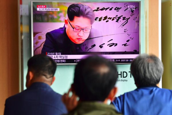 Des habitants de Séoul regardent un journal télévisé le 9 septembre 2016 qui propose des images du leader nordcoréen Kim Jung-un.