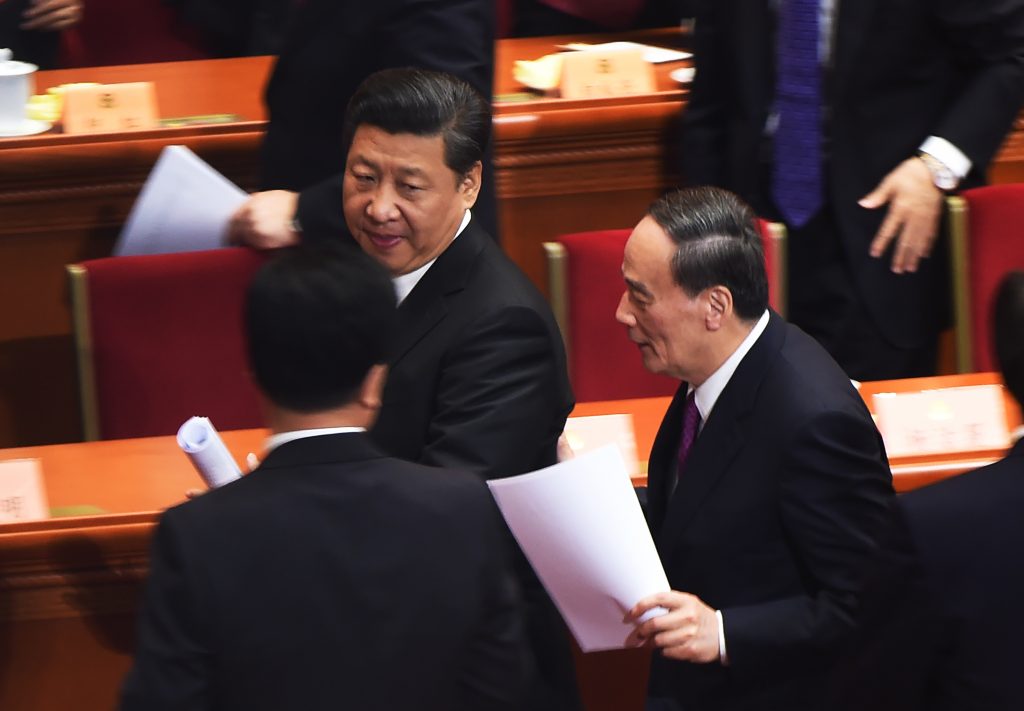 Le président chinois Xi Jinping et Wang Qishan, membre du comité permanent du Politburo du Parti et chef de la commission centrale d'inspection et de discipline lors de l'ouverture de la session annuelle de l'Assemblée nationale populaire à Pékinle 3 mars 2016. (Crédits : AFP PHOTO / GREG BAKER / AFP PHOTO / GREG BAKER)