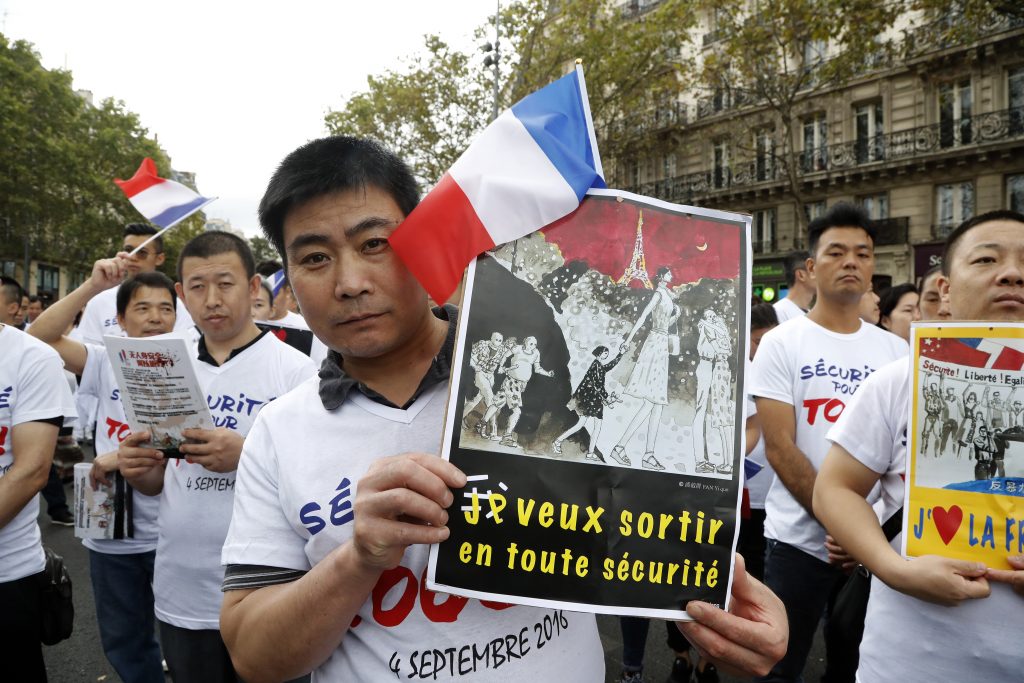 Un manifestant de la communauté chinoise francilienne lors de la manifestation contre l'insécurité sur la place de la République à Paris le 4 septembre 2016. (Crédits : AFP PHOTO / FRANCOIS GUILLOT)