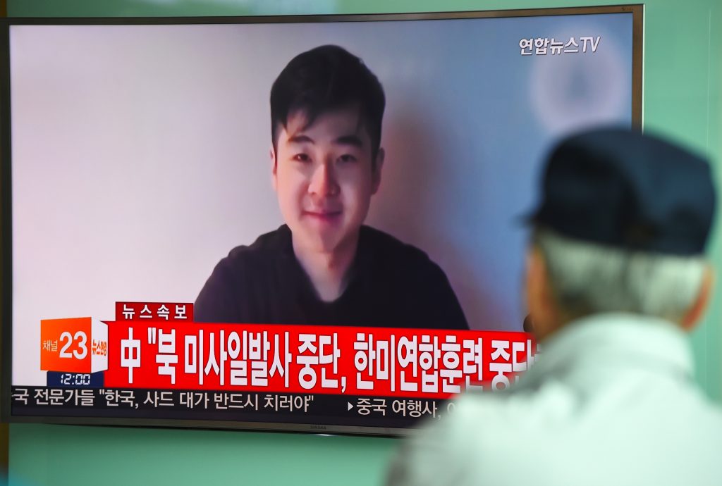 Des Sud-Coréens regardent au journal télévisé un extrait de la vidéo Youtube de Kim Han-sol, le fils de Kim Jong-nam, assassiné le 13 février à Kuala Lumpur, le 8 mars 2017 à Séoul. (Crédits : AFP PHOTO / JUNG Yeon-Je)