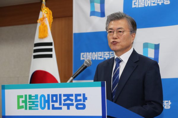 Moon Jae-in, favori des sondages pour l'élection présidentielle sud-coréenne du 9 mai, lors d'une conférence de presse au QG de son parti, le Minjoo, dont il fut le chef, à Séoul le 12 mars 2017. Copie d'écran du Hankyoreh le 13 mars 2017. (Crédits : Kim Tae-hyeong / staff reporter)