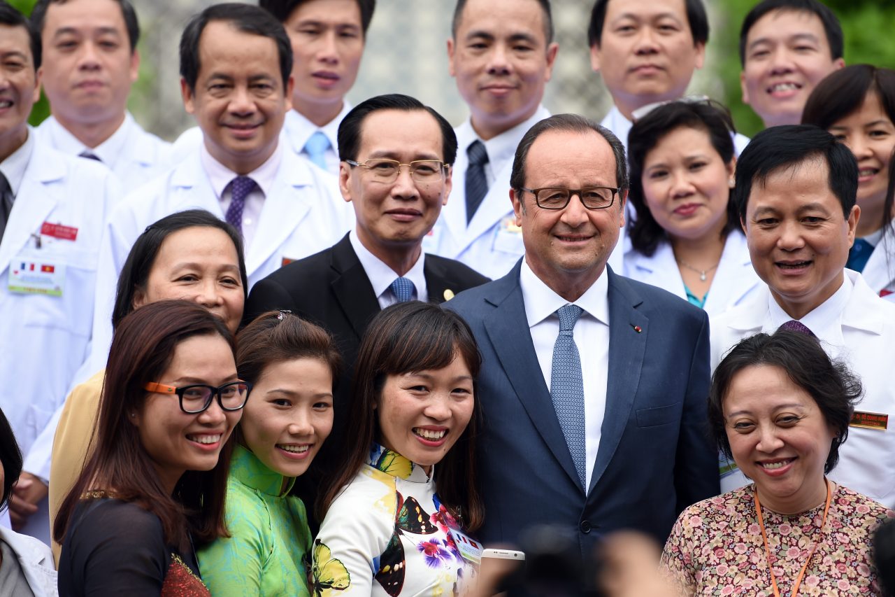 Le président français François Hollande en pleine pose devant le Heart Institute à Hô-Chi-Minh-Ville le 7 septembre 2016. (Crédits : AFP PHOTO / STEPHANE DE SAKUTIN)