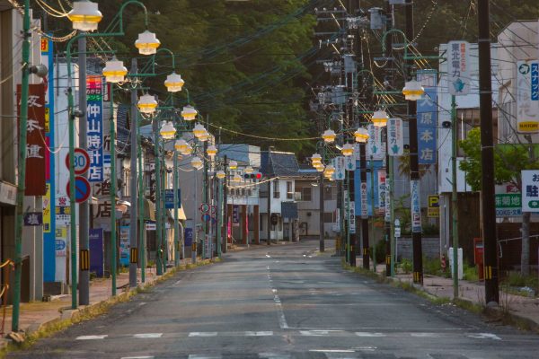 Une rue déserte de la ville de Tomioka, dans la zone hautement radioactive de la préfecture de Fukushima à quelques kilomètres de la centrale, le 22 mai 2016. (Crédits : LAFFORGUE Eric / hemis.fr / via AFP)