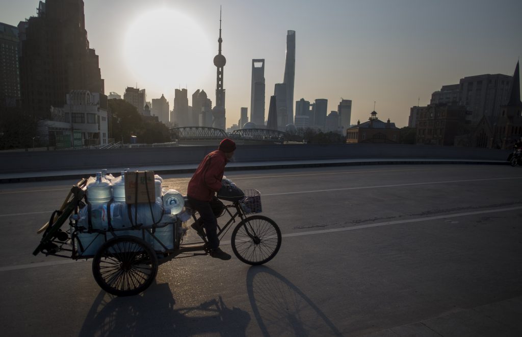 C'est à Shanghai, dont on voit ici au loin le quartier d'affaires de Lujiazui, que Marjorie Hobin s'est installée, d'abord pour Saint-Gobain, puis comme entrepreneuse-consultante. (Crédits : AFP PHOTO / Johannes EISELE)