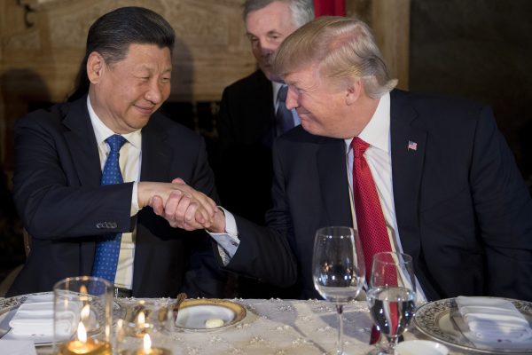 Le président américain Donald Trump bientôt "ami" avec son homologue chinois Xi Jinping ? Les deux leaders dînaient ce jeudi 6 avril à la résidence du milliardaire à Mar-a_lago en Floride. (Crédits : AFP PHOTO / JIM WATSON)