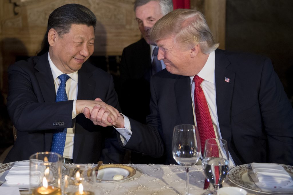 Le président américain Donald Trump bientôt "ami" avec son homologue chinois Xi Jinping ? Les deux leaders dînaient ce jeudi 6 avril à la résidence du milliardaire à Mar-a_lago en Floride. (Crédits : AFP PHOTO / JIM WATSON)
