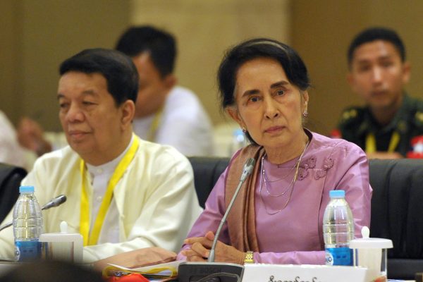 La Conseillère d’État et Première ministre de facto de la Birmanie, Aung San Suu Kyi, lors d'une réunion du Comité conjoint de Dialogue sur l'Union et la Paix à Naypyidaw le 28 octobre 2016. (Crédits : AFP PHOTO / AUNG HTET)