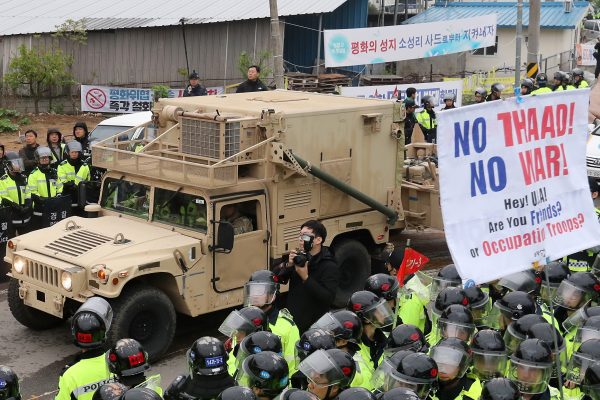 Manifestants et policiers s'opposent alors que des camions militaires transportant les premiers éléments du bouclier antimissile américain THAAD entrent sur le site de Seongju, le 26 avril, 2017. (AFP PHOTO / YONHAP / YONHAP)
