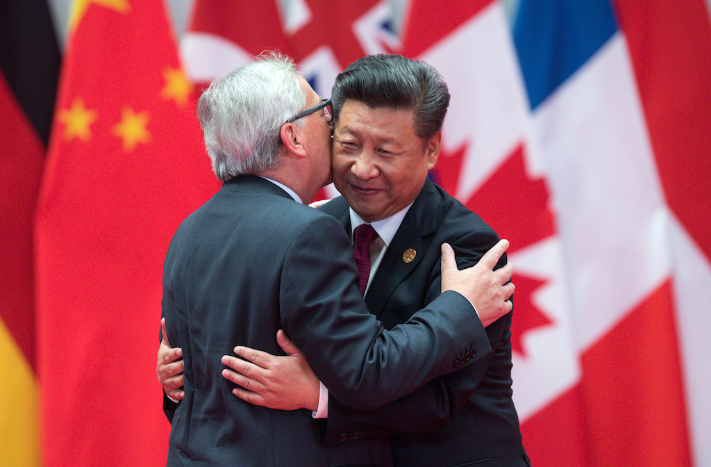 Jean-Claude Juncker, le président de la Commission européenne, dans les bras du président chinois Xi Jinping lors du sommet du G20 à Hangzhou en Chine, le 4 septembre 2016. (Crédits : BERND VON JUTRCZENKA/dpa/via AFP)