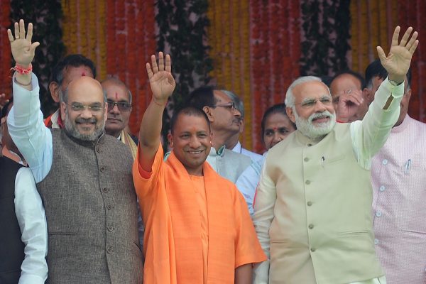 Le Premier ministre indien Narendra Modi (à droite) célèbre l'écrasante victoire surprise de son parti, le BJP, aux élections locales en Uttar Pradesh, lors de l'intronisation de son nouveau ministre en chef, le nationaliste hindou Yogi Adityanath (au centre) à Lucknow le 19 March 19 2017. (Crédits : AFP PHOTO / SANJAY KANOJIA)