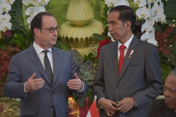 Le président français François Hollande et son homologue indonésien Joko Widodo au palais présidentiel à Jakarta le 29 mars 2017. (Crédits : AFP PHOTO / ADEK BERRY)