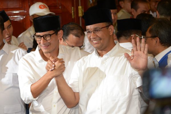 Le gouverneur-élu de Jakarta Anies Baswedan (à droite) et son vice-gouverneur élu Sandiaga Una (à gauche) proclame leur victoire électorale lors d'une conférence de presse à Jakarta le jour du vote le 19 avril 2017. (Crédits : AFP PHOTO / ADEK BERRY)