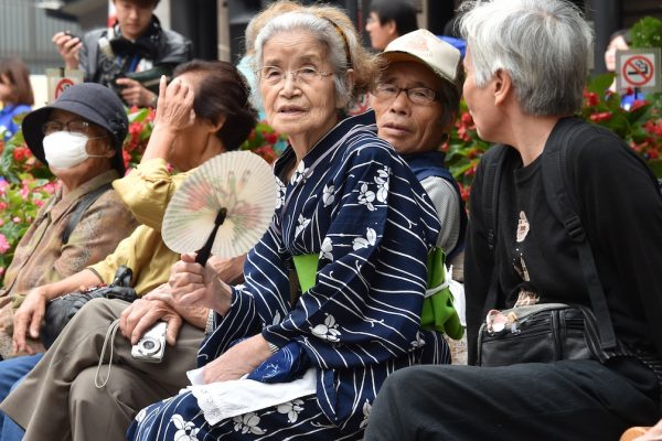 Des résidents seniors se reposent près d'un temple à Tokyo durant la Journée du respect pour les personnes âgées, le 15 septembre 2014. (Crédits : AFP PHOTO / Yoshikazu TSUNO / AFP PHOTO / YOSHIKAZU TSUNO)