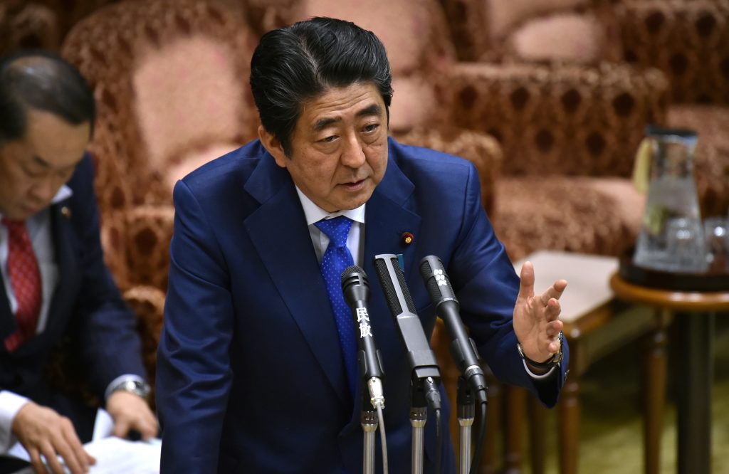 Le Premier ministre japonais Shinzo Abe répond aux questions du Parlement à Tokyo le 24 mars 2017. (Crédits : AFP PHOTO / KAZUHIRO NOGI)