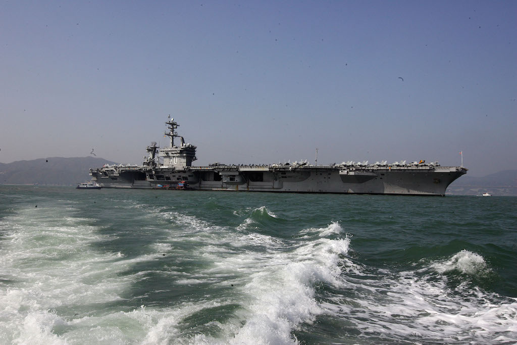 Le porte-avion américain USS USS Carl Vinson a été envoyé le 9 avril en direction de la péninsule coréenne. Il est ici photographié au port de Hong Kong le 27 décembre 2011. (Crédits : EyePress/Alan Siu/via AFP)