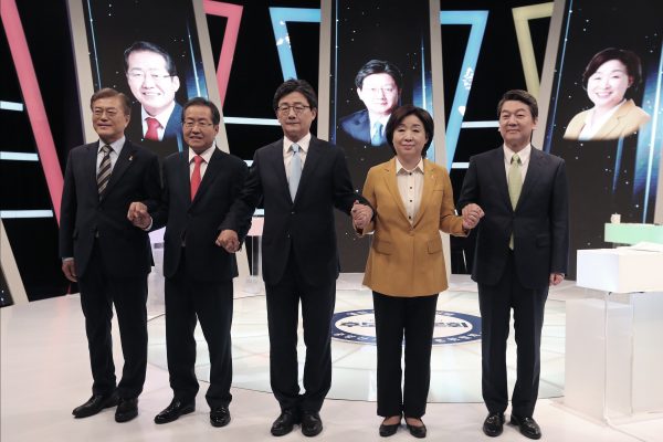 Les candidats à l'élection présidentielle coréenne le soir du grand débat télévisé, le 2 mai 2017. De gauche à droite : Moon Jae-in, Hong Joon-pyo, Yoo Seong-min, Sim Sang-jung et Ahn Cheol-soo.