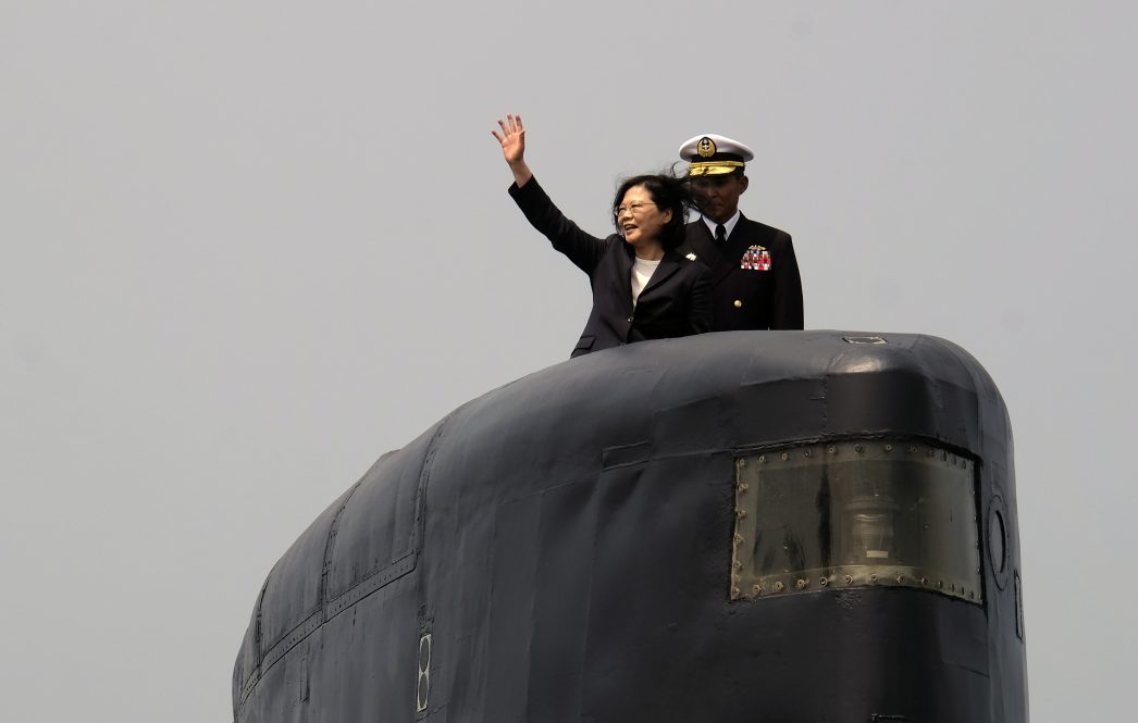 La présidente taïwanaise Tsai Ing-wen à bord d'un sous-marin lors d'une sortie en mer depuis la base navale de Tsoying le 21 Mars 2017.