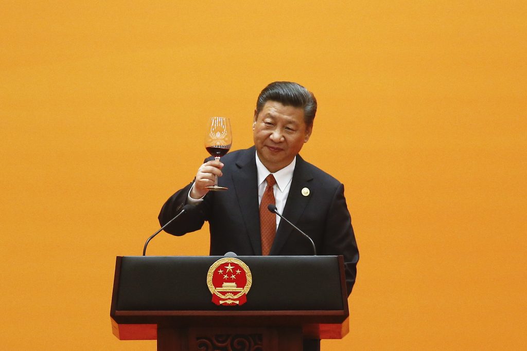Le président chinois Xi Jinping porte un toast lors du banquet de bienvenue au Forum des Nouvelles Routes de la Soie, dans le Grand Hall du Peuple à Pékin le 14 mai 2017. (Crédits : AFP PHOTO / POOL / DAMIR SAGOLJ)