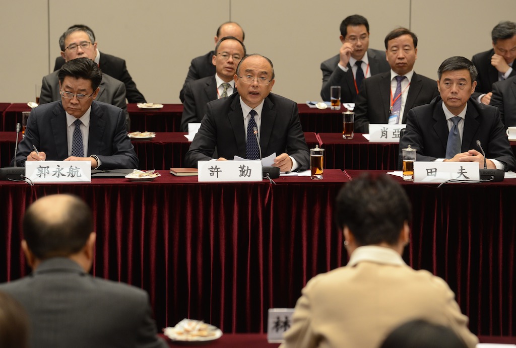 Xu Qin (au centre), alors maire et secrétaire du Parti à Shenzhen, lors du sommet de coopération Hong Kong/Shenzhen, à Hong Kong, le 3 janvier 2017. (Crédits : EYEPRESS NEWS / via AFP)