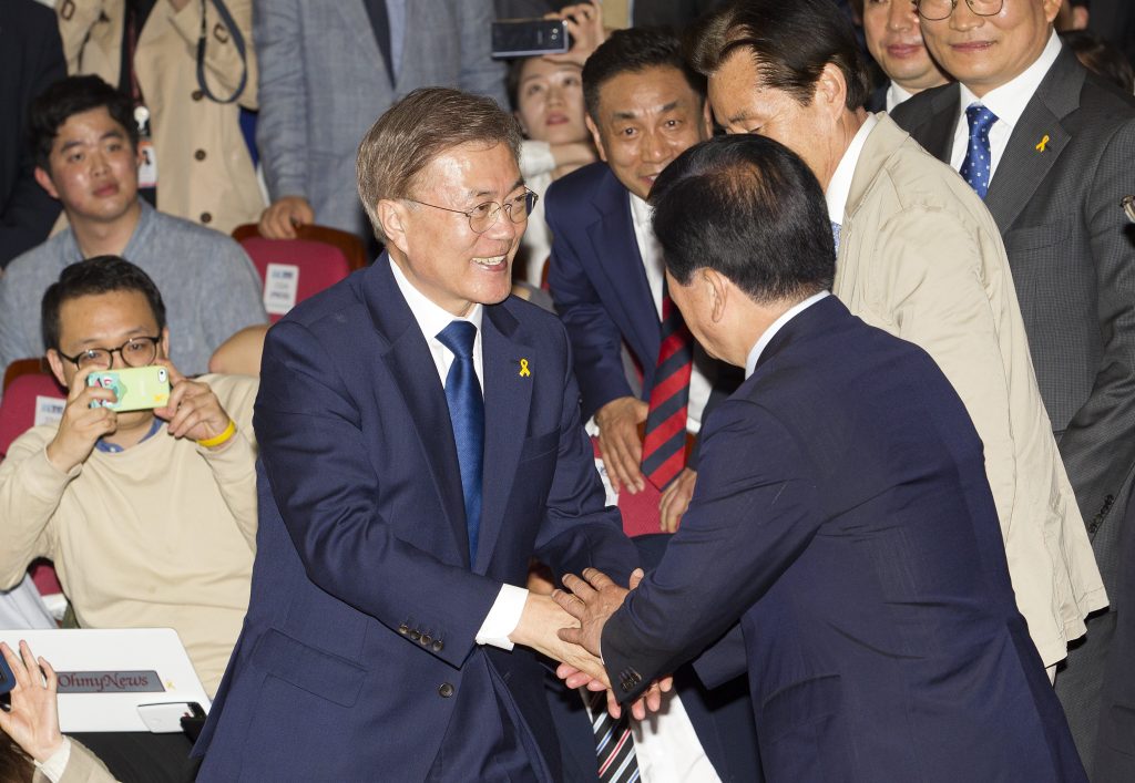 Tout juste élu président de la République de Corée, Moon Jae-in, le leader du parti démocratique de Corée, serre les mains de ses supporteurs à l'Assemblée nationale à Séoul le 9 mai 2017. (Crédits : Kim Jong Hyun / Anadolu Agency / via AFP)