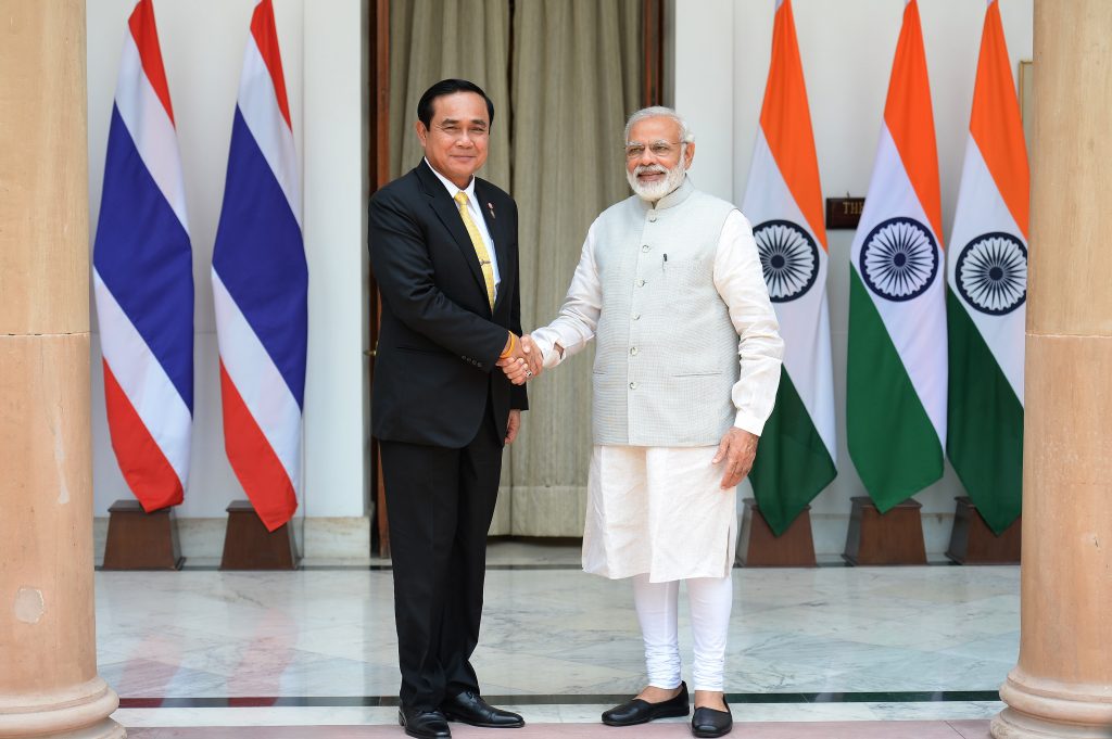 Le Premier ministre thaïlandais Prayuth Chan-ocha et son homologue indien Narendra Modi lors d'une rencontre à New Delhi le 17 juin 2016. (Crédits : AFP PHOTO / PRAKASH SINGH)