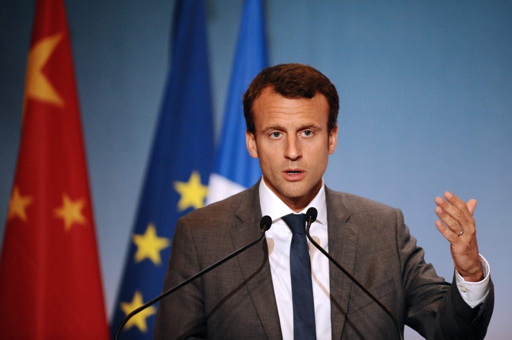 Emmanuel Macron, alors ministre de l’Économie, lors d'une conférence de presse en clôture du sommet France-Chine à l'occasion d'une visite de trois jours du Premier ministre chinois Li Keqiang, à Toulouse, le 2 juillet 2015 (Crédits : AFP PHOTO/REMY GABALDA)