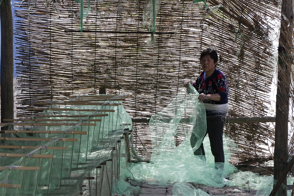 De nombreux habitants du village de Majiazai vivent de la fabrication de filets de pêche qu’ils achètent 8,50 yuans et revendent 100 yuans pièce. (Copyright : Elodie Buzaud)