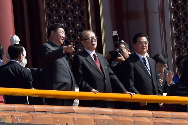 Le président chinois Xi Jinping, en discussion avec les anciens présidents Jiang Zemin et Hu Jintao.
