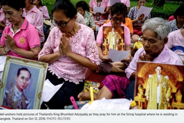 Avant l'annonce officielle de son décès par le palais royal thaïlandais, environ 500 personnes sont venues prier devant l'hôpital où était soigné le roi Bhumibol. Copie d'écran du Straits Times, le 13 octobre 2016.