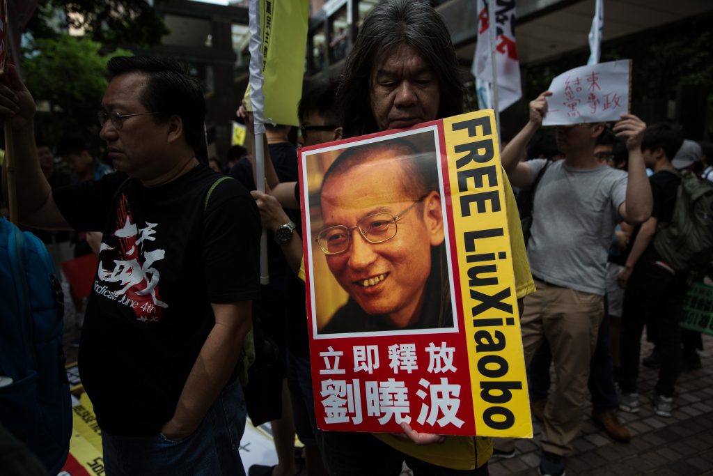 Le député hongkongais Leung Kwok-hung dit "Long Hair" manifeste pour la libération de Liu à Hong Kong le 18 mai 2016. (Crédits : AFP PHOTO / DALE DE LA REY)