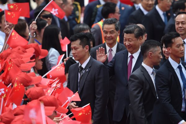 Le président chinois Xi Jinping à son arrivée à l'aéroport international de Hong Kong le 29 juin 2017, accueilli par le chef de l'exécutif hongkongais sortant Leung Chun-ying. (Crédits : AFP PHOTO / Anthony WALLACE)