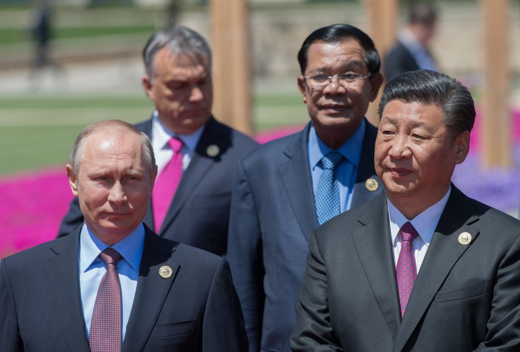 Le président chinois Xi Jinping et son homologue russe Vladimir Poutine lors du Forum "Belt and Road" (les "Nouvelles routes de la Soie) au Yanqi Lake International Convention Center à Pékin, le 15 mai 2017. (Crédits : Sergey Guneev/Sputnik/via AFP)