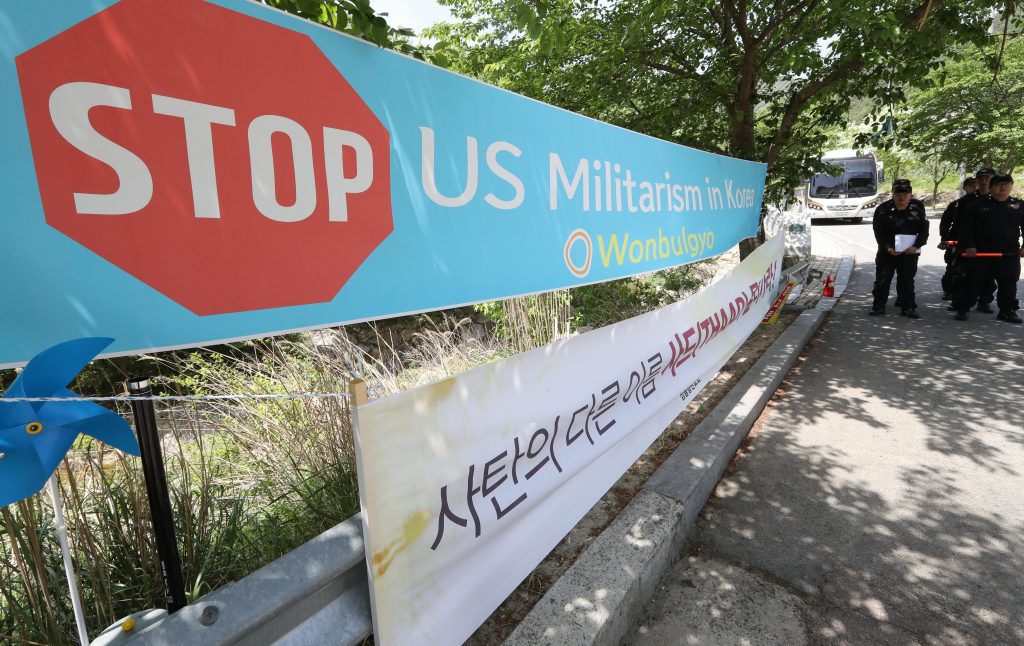 Banderoles installées sur la route du terrain de golf où se déploie le système anti-missile américain THAAD à Seongju en Corée du Sud le 7 mai 2017. (Crédits : Mitsuru Tamura / The Yomiuri Shimbun / via AFP)