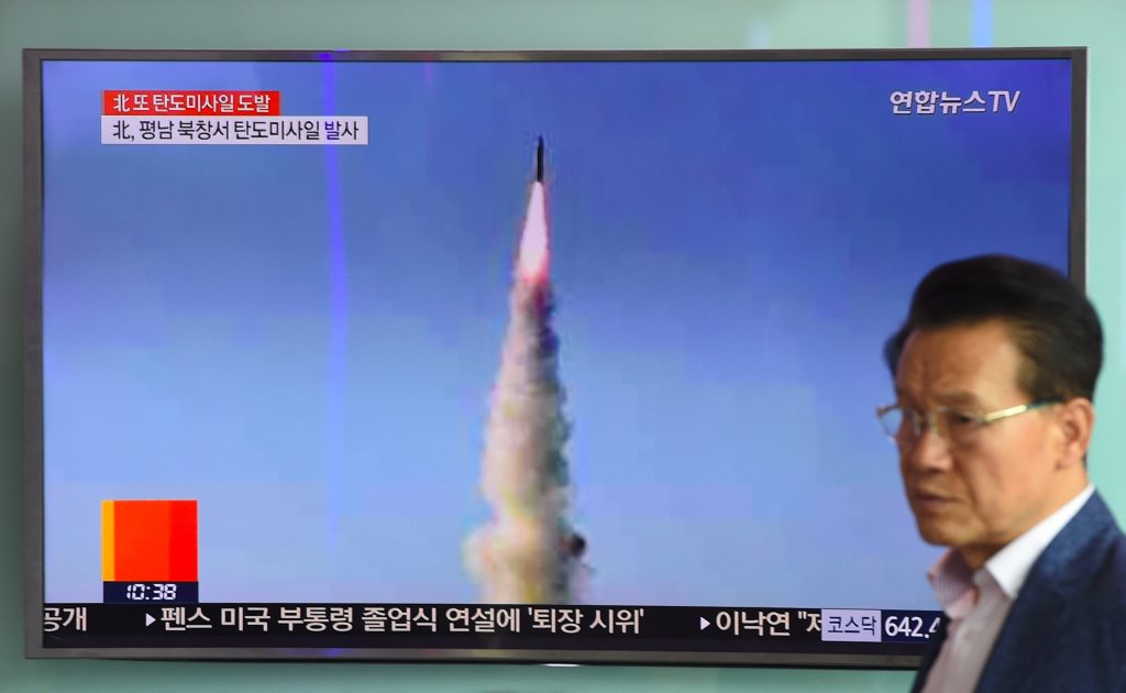 Le 22 mai 2017, la Corée du Nord a procédé à un test de missile à portée intermédiaire Pukguksong-2. (Crédits : AFP PHOTO / JUNG Yeon-Je)