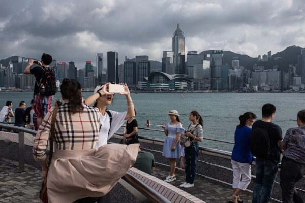 Des touristes chinois font des selfies sur la rive de Kowloon à Hong Kong, le 29 octobre 2016. (Crédits : AFP PHOTO / Dale DE LA REY)