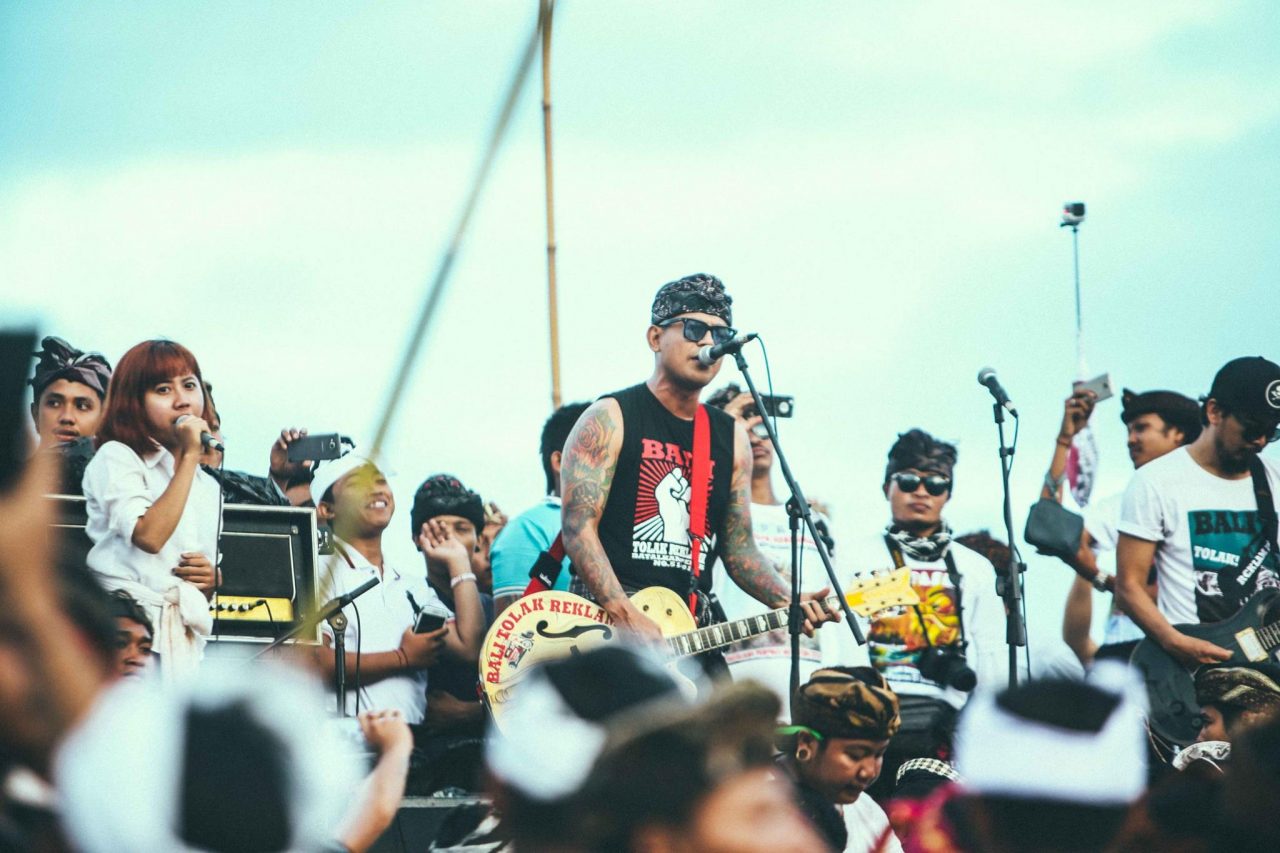 Concert du groupe de punk rock balinais "Superman is Dead" en soutien à la Coalition for Bali, le mouvement Bali Tolak Reklamasi Teluk Benoa, "Non à la Poldérisation de Benoa à Bali". (Copyright : Gus Wib)