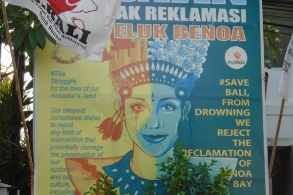 Affiche du mouvement "Bali Tolak Reklamasi Teluk Benoa", "Non à la poldérisation de la baie de Benoa à Bali". (Copyright : Aude Vidal)